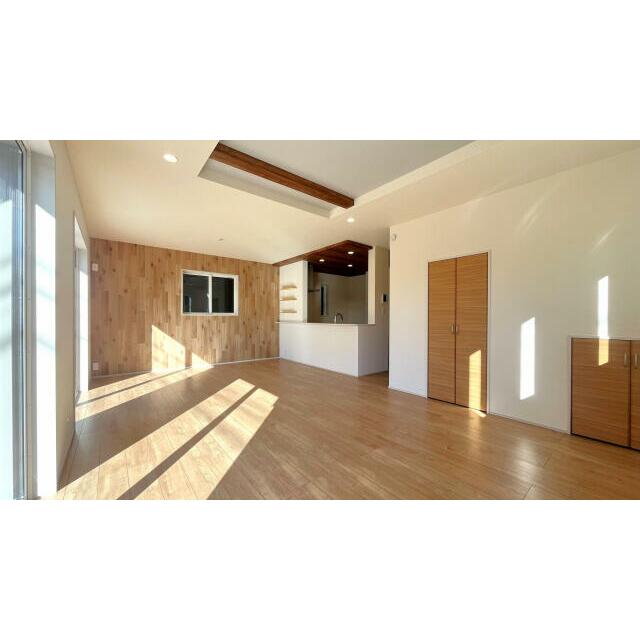 ワンポイントのアクセントクロスを貼っており、空間が引き締まります。