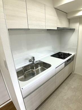 新品のシステムキッチン　収納が豊富で使い勝手が良い仕様です