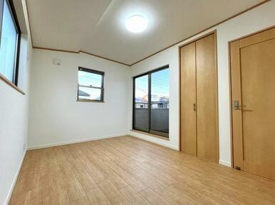 「洋室約6帖」窓が多く明るい印象のお部屋です