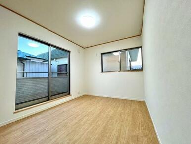 「洋室約5帖」バルコニーに面したお部屋で