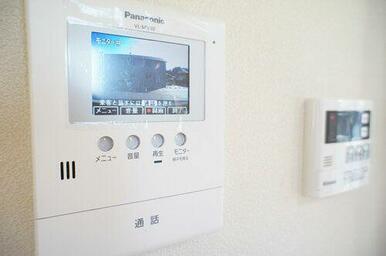 カラーモニター付きインターホンは録画機能付で不在時の訪問者の確認も出来ます♪