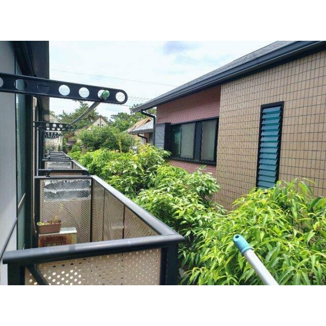 暖かな日差しのふりそそぐバルコニー