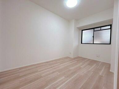 「西側洋室」約５．６帖のお部屋です。