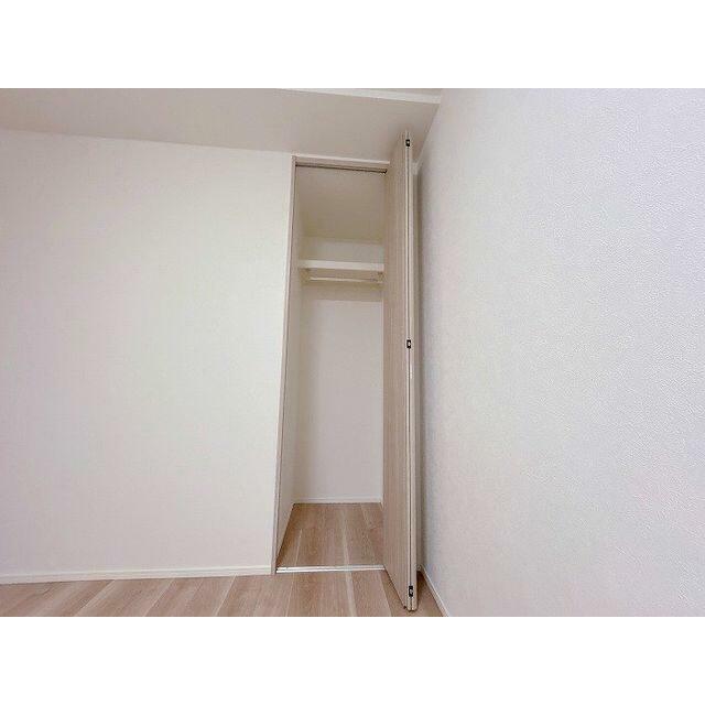 「西側洋室」お気に入りの洋服を、美しくしまえる収納です。