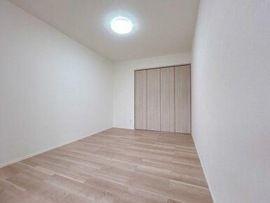 「南側洋室」約６帖のお部屋です。
