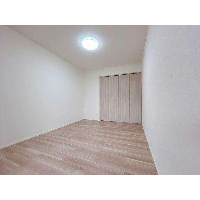 「南側洋室」約６帖のお部屋です。