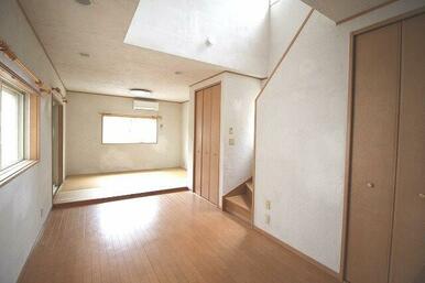 吹き抜けがあるので開放感があり自然光がたっぷり入ります◎