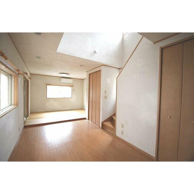 吹き抜けがあるので開放感があり自然光がたっぷり入ります◎