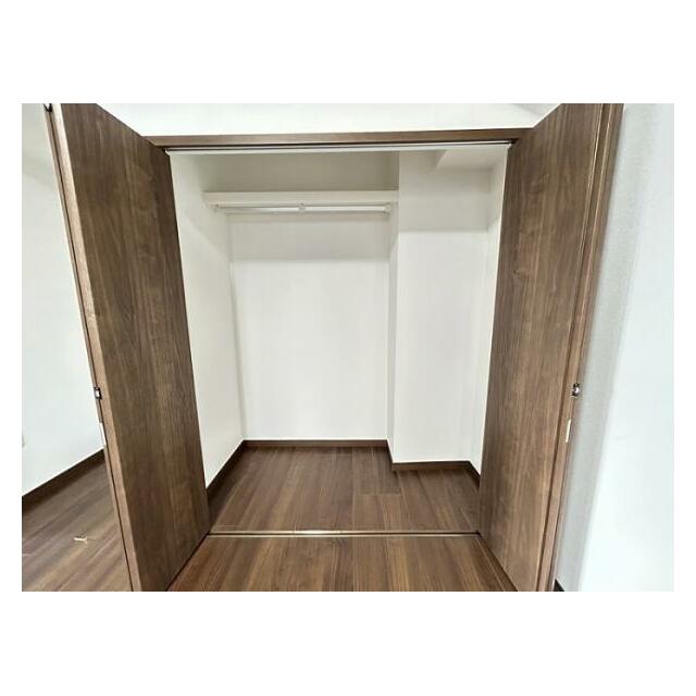 東側洋室　収納部分