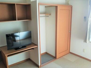 ２階の居室はカーペット仕様家具家電付
