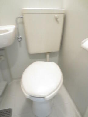 白を基調とした空間で清潔感のあるトイレです♪