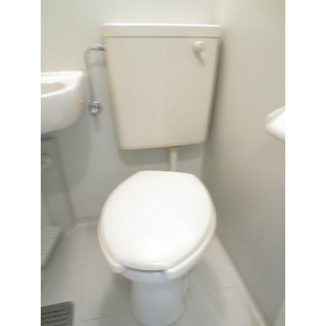 白を基調とした空間で清潔感のあるトイレです♪