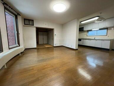 ワイドサイズの3面窓により彩光良好♪LDK17.5帖