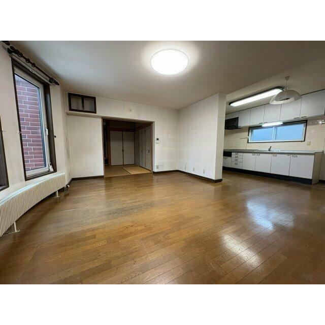 ワイドサイズの3面窓により彩光良好♪LDK17.5帖