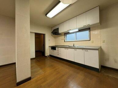 ワイドサイズのキッチン♪LDK17.5帖