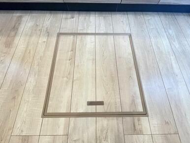 お漬物を漬けたり鍋などの季節物もしまっておける便利な床下収納！