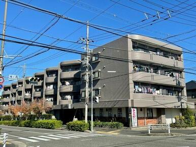 エントランスもオシャレなマンションです☆