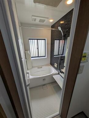 【バスルーム】天井に乾燥・換気・暖房機能付きのユニット（浴室暖房乾燥機）を完備してます。壁や床は防水