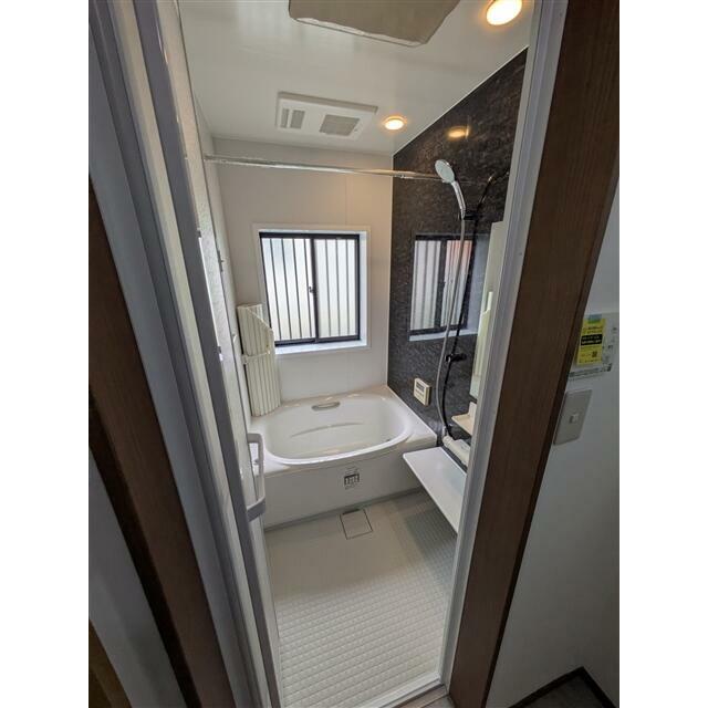 【バスルーム】天井に乾燥・換気・暖房機能付きのユニット（浴室暖房乾燥機）を完備してます。壁や床は防水