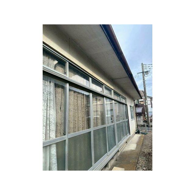南向きの窓が並ぶ外観。外壁塗装で印象を一新できます