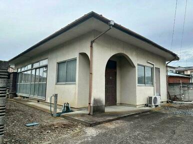 南向きの大きな窓から陽光が差し込む平屋建ての住宅です