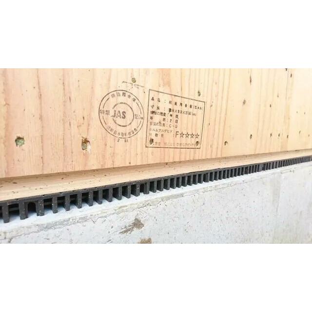 【耐久性】飯田産業では、柱を支える土台が直接基礎に触れないよう基礎パッキンを使用しております。コンクリートには水分が多く含まれるため、基礎パッキンがあることで、家を丈夫に保つことが出来ます。