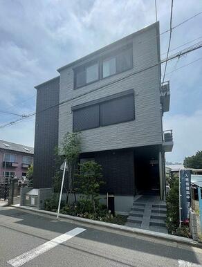 氷川参道まで２４０ｍ。モダンなツートンカラーの外壁が、街並みと植栽の緑に映えます。