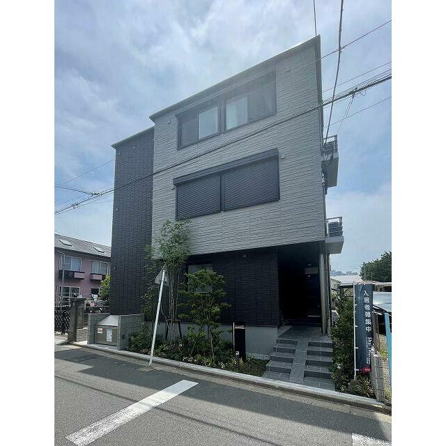 氷川参道まで２４０ｍ。モダンなツートンカラーの外壁が、街並みと植栽の緑に映えます。