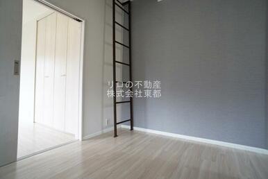 おしゃれなアクセントクロス仕様。キレイな室内を演出！！