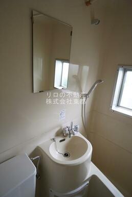 鏡付の洗面ボウルなので、洗顔するときに便利ですね☆