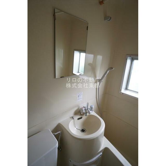 鏡付の洗面ボウルなので、洗顔するときに便利ですね☆