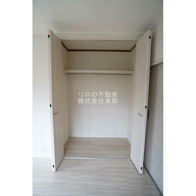 間口・奥行もあるパイプハンガー付収納です♪