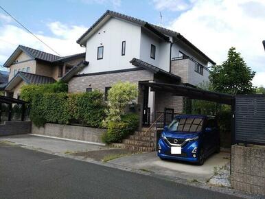 カーポートは背の高い車でも十分駐車できます