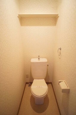 収納棚付きの個室トイレです♪