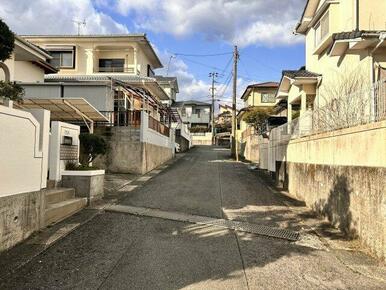 前面の接道は坂道になっています。