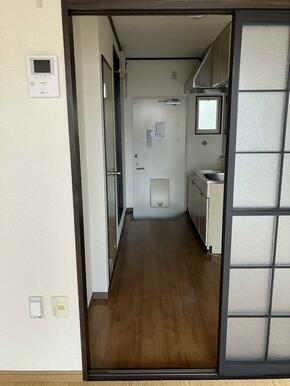 洋室から見た玄関