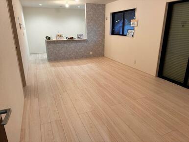 単調になりがちなお部屋の印象も面違いのクロスが格好のアクセントに（1号棟）