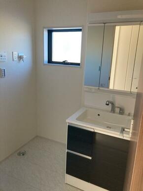 お化粧やヘアセットが楽しくなる洗面スペース（2号棟）