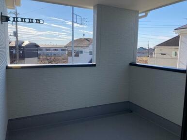 洗濯物や布団をたっぷり干せるのがうれしいバルコニー （2号棟）