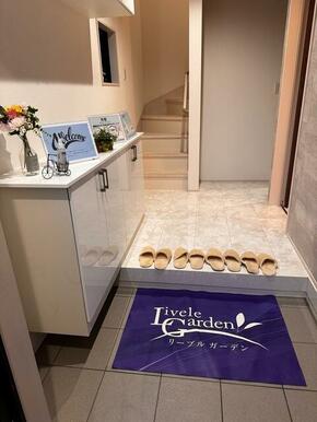 開ければ広がる、閉じれば落ち着く玄関（1号棟）