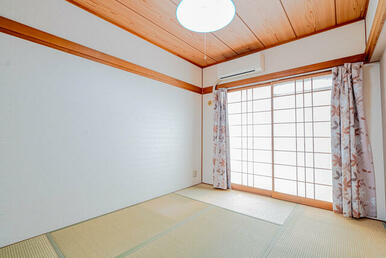 障子から差込む光が温かい。木目調の天井に欄間など、やはり和室は落ち着きます