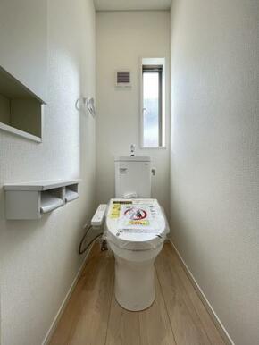 トイレットペーパーや掃除用品もスッキリ片付く収納スペース付きのトイレ！