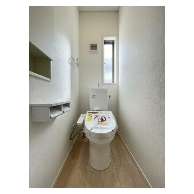 トイレットペーパーや掃除用品もスッキリ片付く収納スペース付きのトイレ！