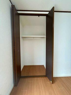 ２階東側洋室約６帖　クローゼット内