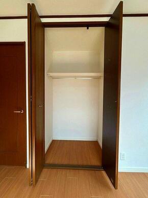 ２階西側洋室約６帖　クローゼット内