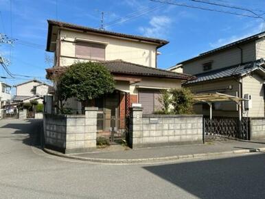 北西の角地。西側玄関前の道路は歩道もあり、ゆったり広々♪