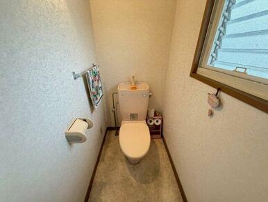 窓付きで自然換気ができる明るいトイレ空間。シンプルな設計でお掃除もしやすく、毎日気持ちよくご使用いた