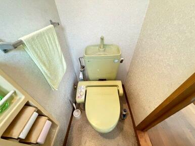 2階にもトイレを設けており、忙しい朝の時間帯にも便利。温水洗浄便座付きで快適にご利用いただけます。各