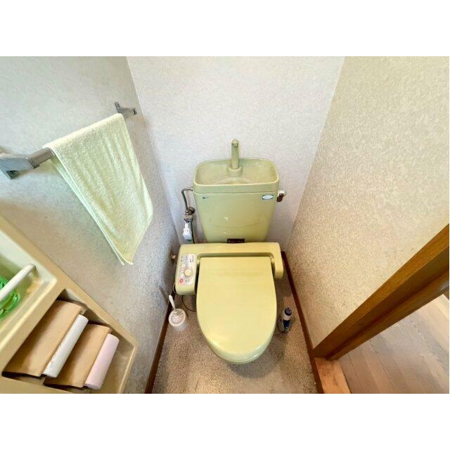 2階にもトイレを設けており、忙しい朝の時間帯にも便利。温水洗浄便座付きで快適にご利用いただけます。各