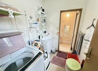ゆとりある広さの洗面脱衣室は、洗濯機置場と洗面台をしっかり確保。収納棚も設置できるスペースがあり、タ
